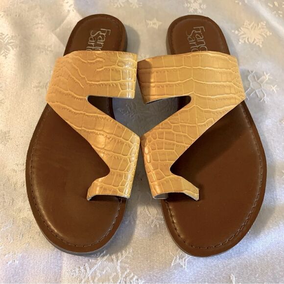 Franco Sarto Yellow Toe Loop Sandals Vegan Leather Sz 7 Gorgeous - Picture 1 of 6